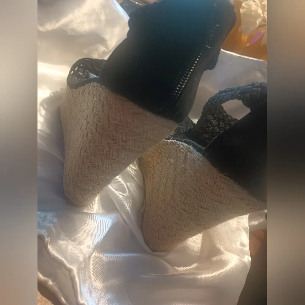 Like New Black&Straw like Material Wedges - Picture 2 of 7